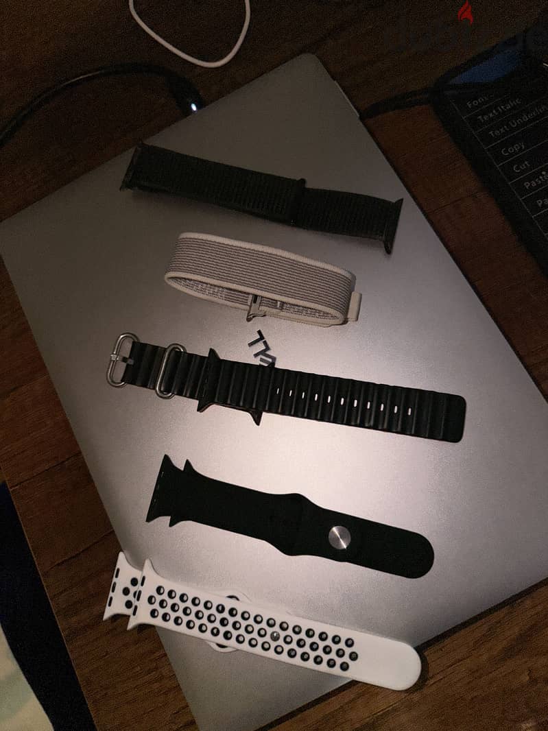 Apple Watch Series 8 45mm - Black (Extra Bands) 1
