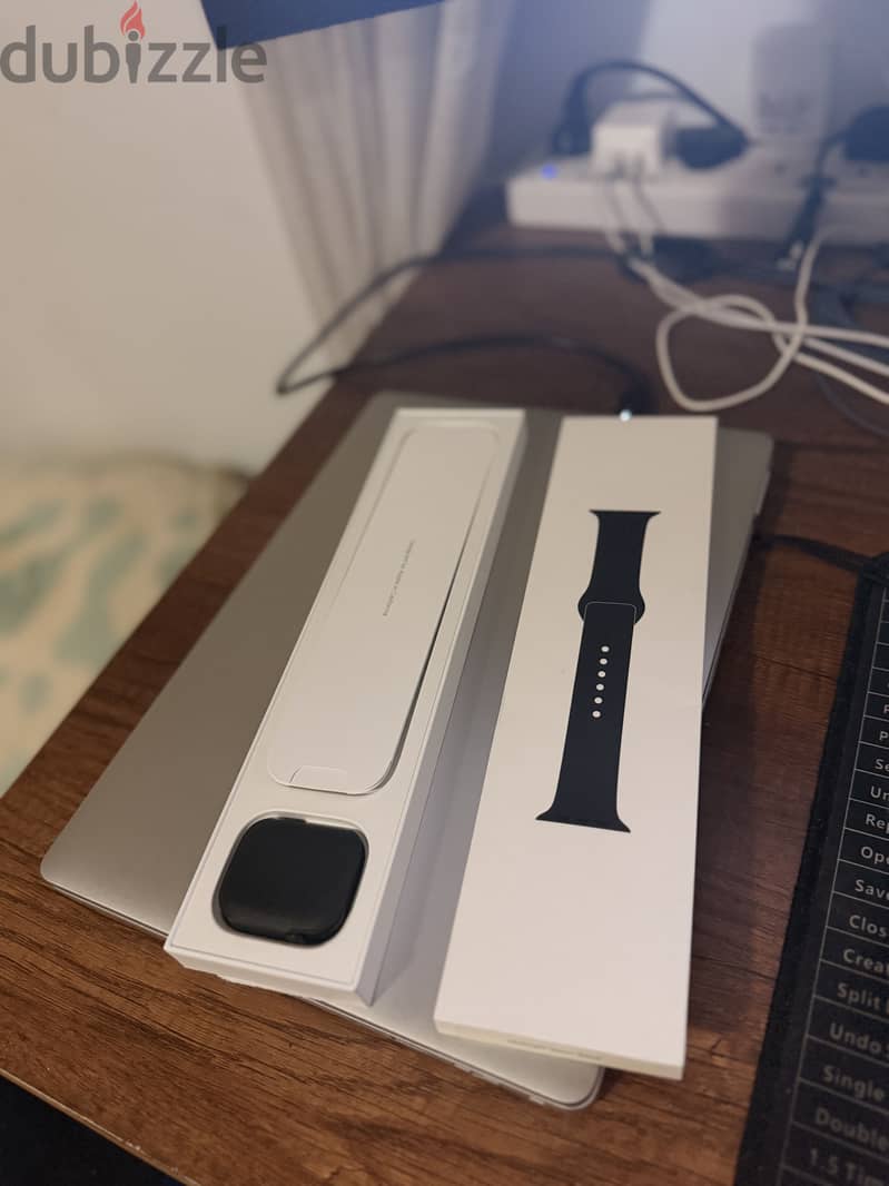 Apple Watch Series 8 45mm - Black (Extra Bands) 2