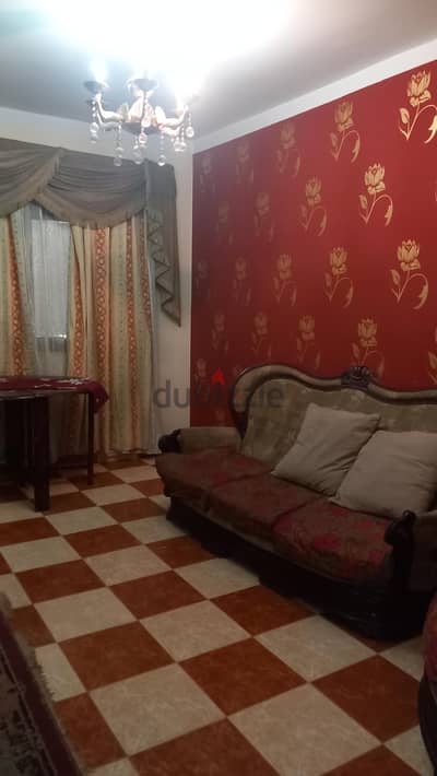 انتريه خشب زان كنبة و٣ كراسي بحالة جيدة