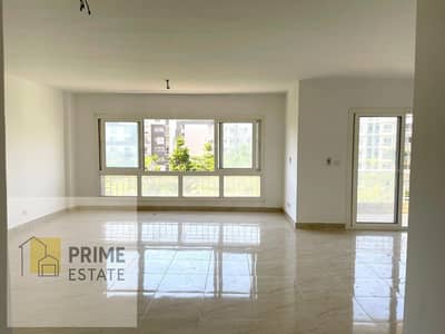 A rare, spacious apartment available for long-term rent at an attractive price and in a prime location.