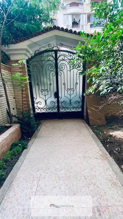 You will live in a duplex villa with a large garden, old amenities, completely equipped at the price of an apartment.