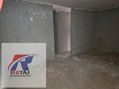 شقة مميزة بمباني حديثة لعام 2026، مسجلة ولها حصة في الأرض، مع واجهة مميزة وتأسيس كامل للكهرباء والسباكة