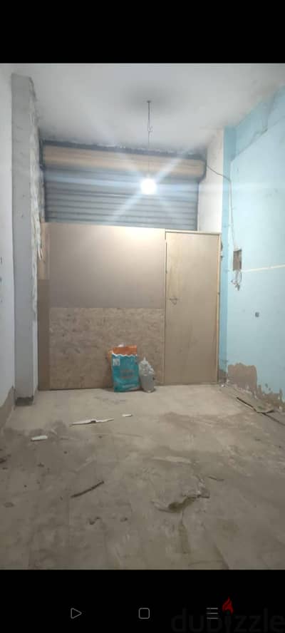 باب خشبي فاصل لمحل