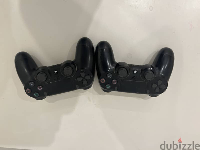 PlayStation 4 slim 1