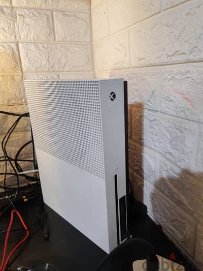 Xbox one s مع دراعين
