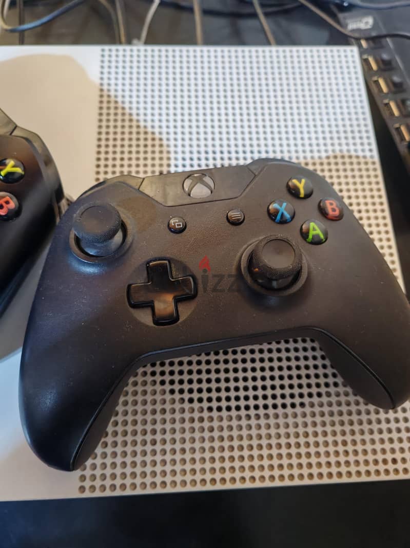 Xbox one s مع دراعين 3