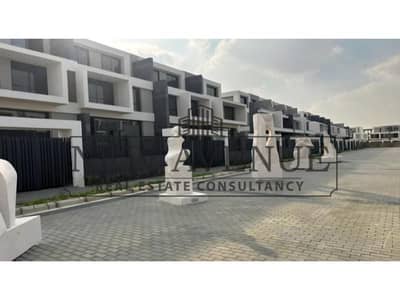 Below Market Price Townhouse Ready to Move in El Patio Town New Cairo by La Vista Developments