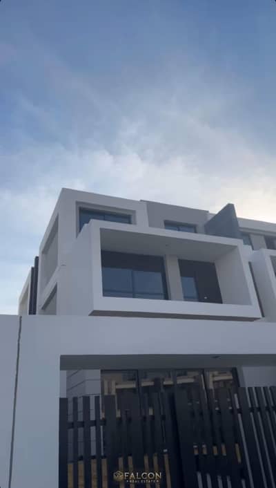 فيلا ستاند الون للبيع في لافيستا الباتيو تاون سايد | 3 دقايق من الجامعة الامريكية | فيو لاجونز مساحة 225 م - lavista  el patio townside