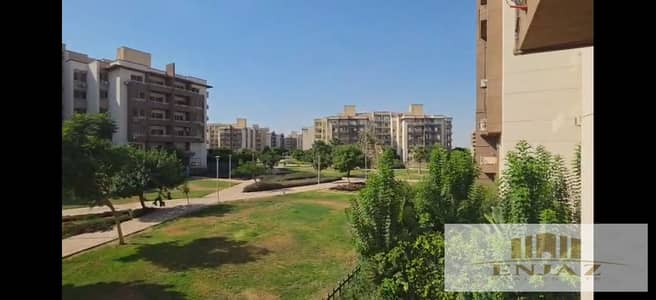 شقة للايجار في كمبوند وصال بمساحة 160متر، من الوحدات المميزة داخل الكمبوند، تتمتع بموقع رائع وإطلالة مباشرة ومفتوحة على أكبر حديقة واسعة، بواجهة بحري