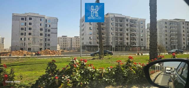 a fully finished apartment in a prime location, with installments over 10 years, in a fully serviced compound opposite Swan Lake