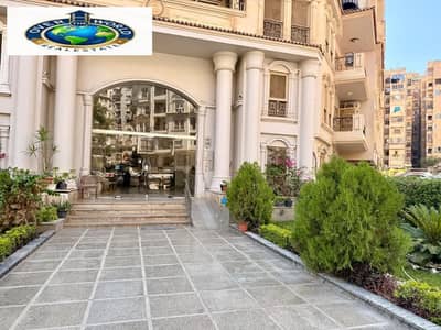 شقة مفروشة للإيجار كمباوند البارون سيتي فندقية تتكون من ثلاث غرف نوم و ريسبشن ثلاث حمامات منهم واحد ماستر مع غرفة النوم ومطبخ مكيفه بالكامل واي فاي غاز طبيعي تراس الشقه كلها بحريه مستوى فندقي راقي موقع راقي ومتميز دور اول علوي