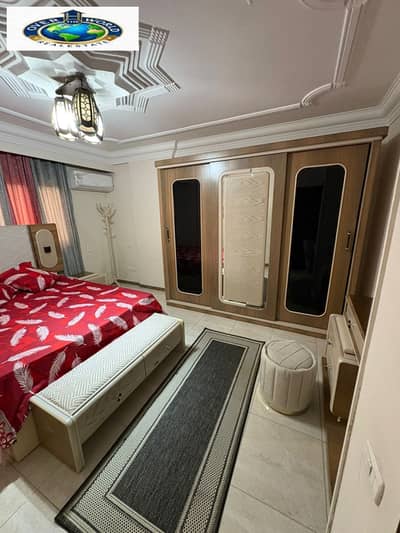 Daruna Zahra Al-Maadi furnished apartment for rent near Carrefour City Center Maadi Ring consists of three bedrooms, reception, bathroom, and kitchen with air conditioning and natural gas, fifth floor, 2 elevators, excellent location