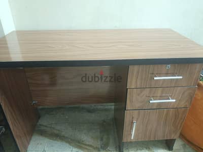 مكتب جديد اشتريته من اسبوع والبيع بسبب الحجم كبير  و هنزل في سعره