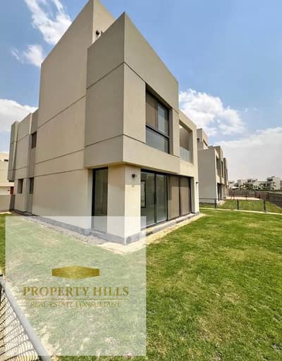Standalone villa at the old price in Shorouk City, near the British University, Suez Road, and Madinaty.