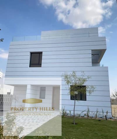 A villa in a prime location at the old price in Shorouk City, near the British University, Suez Road, and Madinaty.