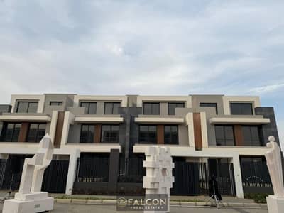 تاون هاوس بفيو رائع علي central park في لافيستا البايتو تاون lavista patio town التجمع الخامس  دايركت علي ال 90 الجنوبي امام الجامعة الامريكية AUC