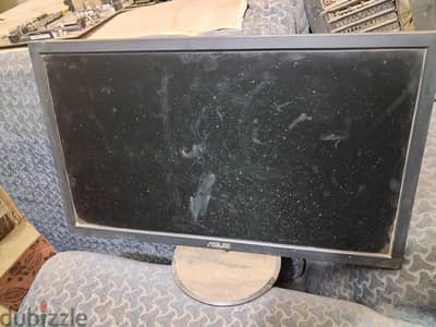 3 شاشات سامسونج كيرف و شاشة اسوس فلات كلهم 24 انش