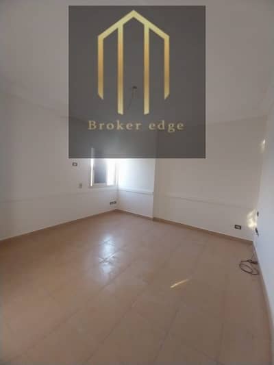 For rent, an apartment of 180m on Al-Mirghani and the Girls' College and the metro is excellent