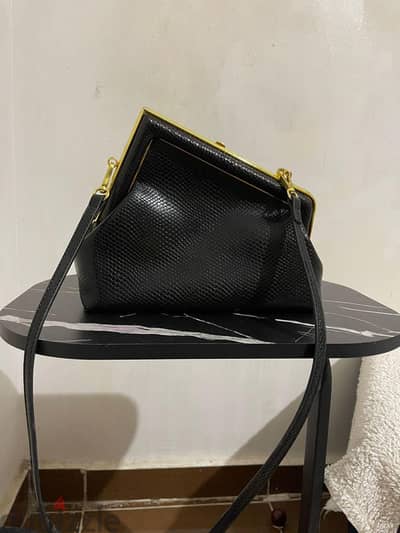 شنطة كروس حريمي ماركة فيني Fendi First