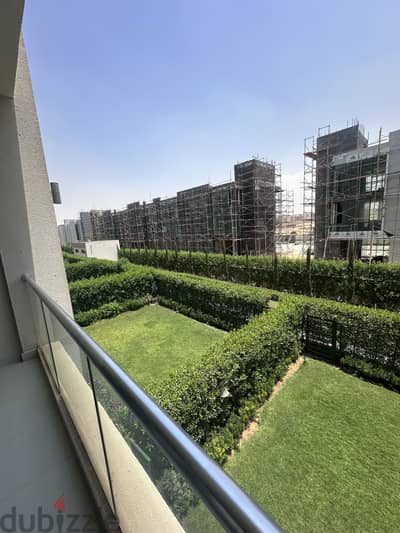 شفة للبيع بكمبوند the address east