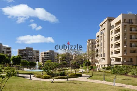 Furnished apartment for sale in New Cairo, Fifth Settlement, Compound The Square, furnished with kitchen, air conditioning, and furniture.