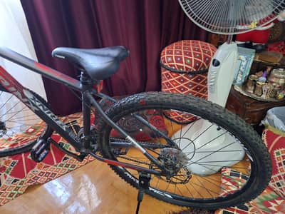 عجلة Trinx M136 Pro 29 inch استعمال خفيف كالجديدة مع حامل سيارة مزدوج