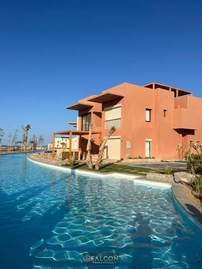 دقائق من الجونه بفيو مفتوح علي water feature قيلا توين هاوس متشطبة بالتكيفات للبيع  بالتقسيط علي 8 سنين دقائق من مطار الغردقة