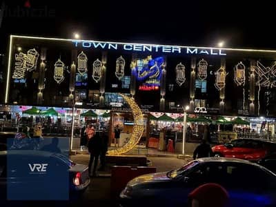 محل للبيع متأجر للبيع في الشروق 66 متر  في مول تاون سنتر الشروق امام نادي جرين هيلز وبجوار دار مصر