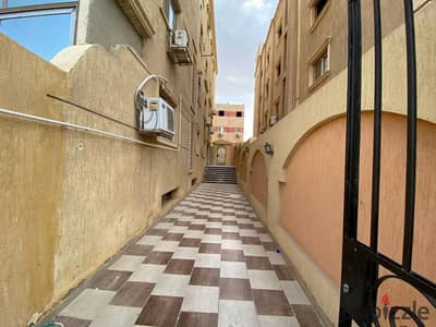 شقه ايجار بالمطبخ والتكيفات في الحي السادس عشر بالشيخ زايد موقع مميز وعماره راقيه