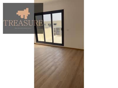 شقة بالمطبخ والتكييفات مع رووف للبيع في فيفث سكوير -Fifth Square