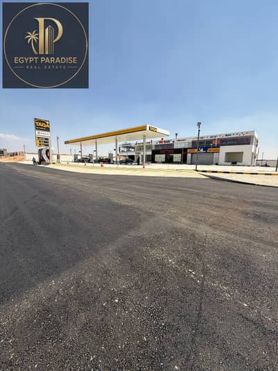  محل تجاري للإيجار | 6 أكتوبر – محور البوليفارد   الموقع: محور البوليفارد – أمام Grand Heights & Mountain View داخل محطة بنزين – موقع مميز وراقي وحيوي جدًا.   المساحة: • 90 متر داخلي • 40 متر Outdoor • الـ Outdoor مخصص للمطاعم فقط   النشاط: مناسب للمط