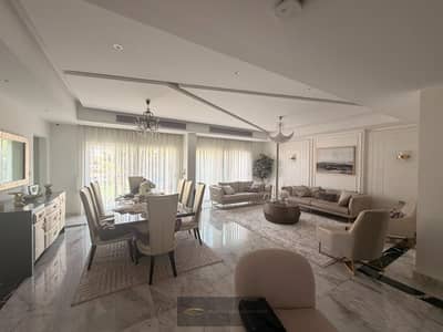 فرصة مميزة للإيجار في كمبوند كارما 4، توين هاوس فاخر بمساحة ضخمة وتصميم مميز 380م + روف جاكوزي + فيو بانورامي