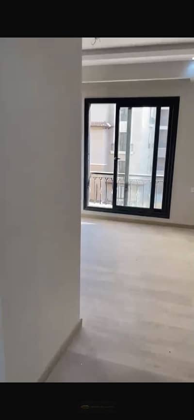 At a special price for renting an apartment of 164m, first occupancy with kitchen and air conditioning for only 35 thousand, an exceptional price you won't find in the Village West compound.