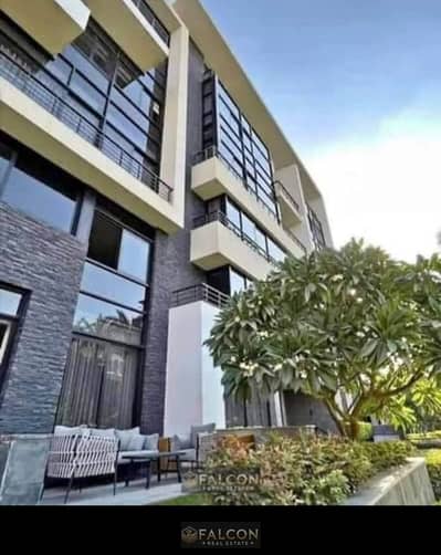 READY TO MOVE  luxurious 3-storey villa ((with a 35% discount))  in Creek Town, New Cairo, in front of Al-Rehab City, Sarai , and Hyde Park & ​​Mivida