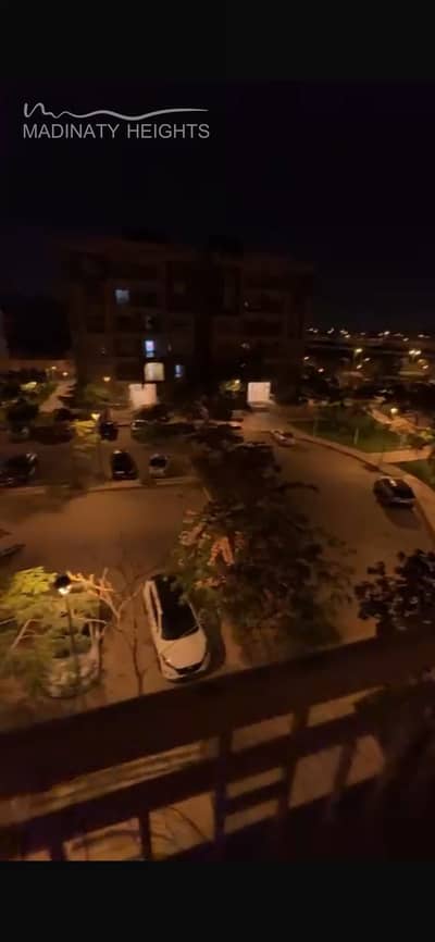 شقة للبيع في مدينتي B12 شقه للبيع بالفرش والاجهزه المساحة 74 متر مجموعة 124 2 غرفة نوم حمام خالصه بالكامل وكاش عدادات كهرباء ومياه وغاز موقع مميز جداً بجوار الخدمات مباشرة  الشقة مناسبة للسكن أو الاستثمار جاهزة للاستلام والتعاقد  للتواصل والمعاينة يرجى ال