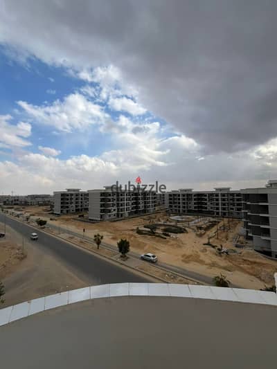 شقة روف مميزة في الحي التاسع اطلالة مباشرة علي شارع الجامعة وتراس كبير جدا ويوجد بيها اسانسير و تشطيب سوبر لوكس وبيها عددات مياه وكهرباء موقع مميز جدا