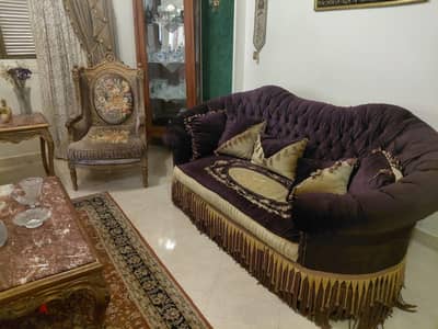 كنبة مطرزة قطيفة