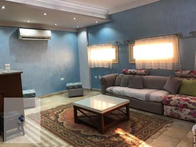 Furnished studio for sale in Al-Banfsaj 10, First Settlement, 85 square meters, ground floor with a private entrance, two rooms, 2 Sharp air conditioners, American kitchen, private terrace, and a distinctive and wonderful location.