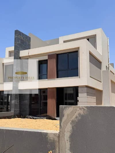 فيلا للبيع في التجمع الخامس بجوار الجامعه الامريكيه  بفيو علي وتر فيتشرز في patio town