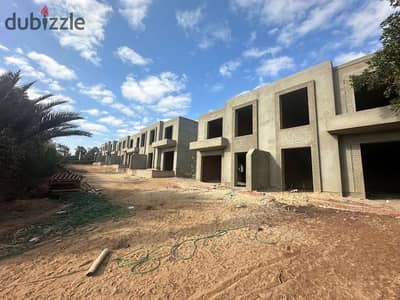 Twin House للبيع في  الشيخ زايد-مناسب لمن يبحث عن مساحة أكبر وخصوصية أعلى- داخل Community متكامل، مع إمكانية تصميم وتشطيب الوحدة بما يتناسب احتياجتهم