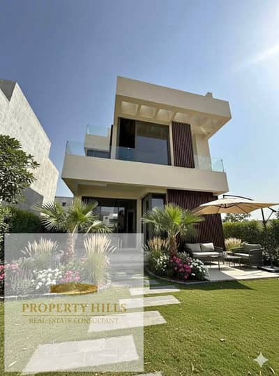 Villa for sale at the lowest price in the entire market, located in the heart of the Fifth Settlement, directly on the 90th Street, in front of Hyde Park, and next to Solana, with a front and rear garden and excellent internal division.