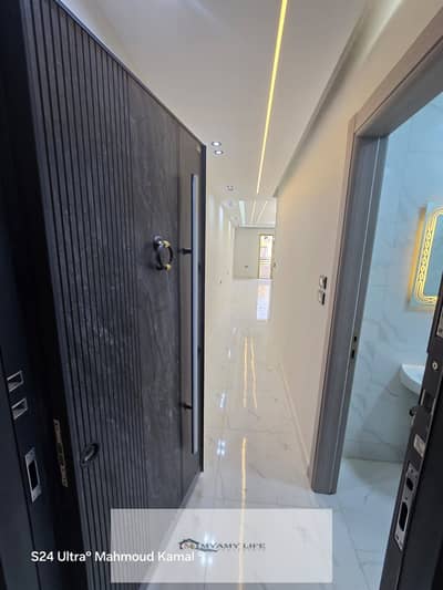 For rent in Al-Ahram Gardens, an apartment of 165 meters, facing the main entrance street, suitable for residential or administrative use, just a few steps from the entrance to Horus Gate, divided into 3 rooms, a reception, and a bathroom.