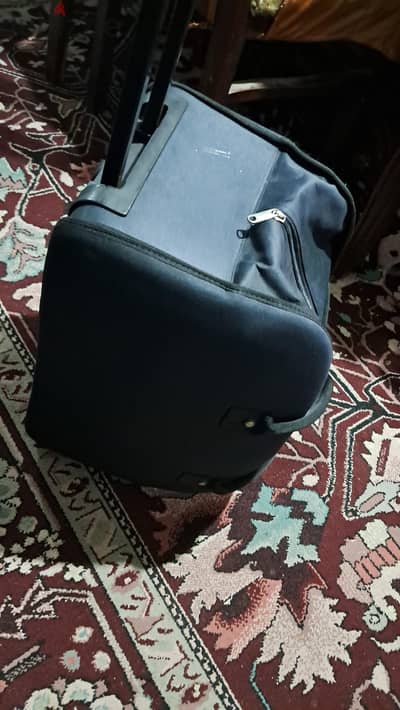 للبيع حقيبه سفر او سوق بالعجل