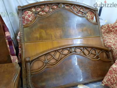 سرير حاجه محترمه ثقيل جدا قوايم زان احمر واويمه زان قشره بندق دميا طى