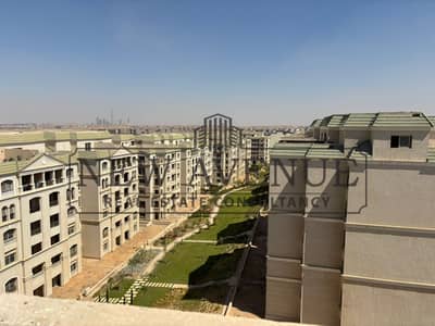 بنتهاوس مميز للبيع في لافينير بإطلالة مفتوحة وخلابة على النادي، يتمتع بموقع استراتيجي داخل المشروع يوفر الخصوصية والهدوء مع إطلالة واسعة وغير محجوبة.