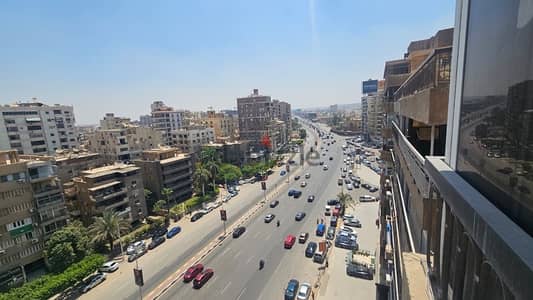 شقة بموقع متميز على شارع الثورة الرئيسي