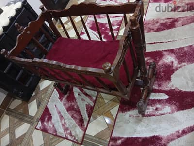 سرير أطفال هزاز بحالة جيدة وسعر كويس