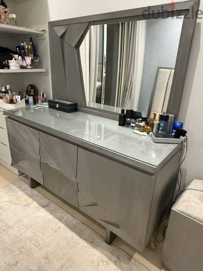تسريحة مودرن خشب من American Furniture