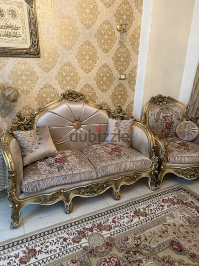 صالون ذهبى بحالة ممتازة ومعاه سجادة