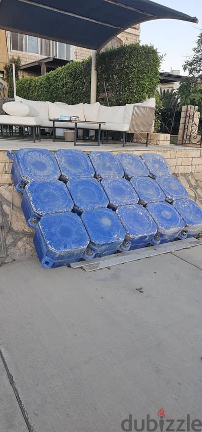 مكعبات عائمه